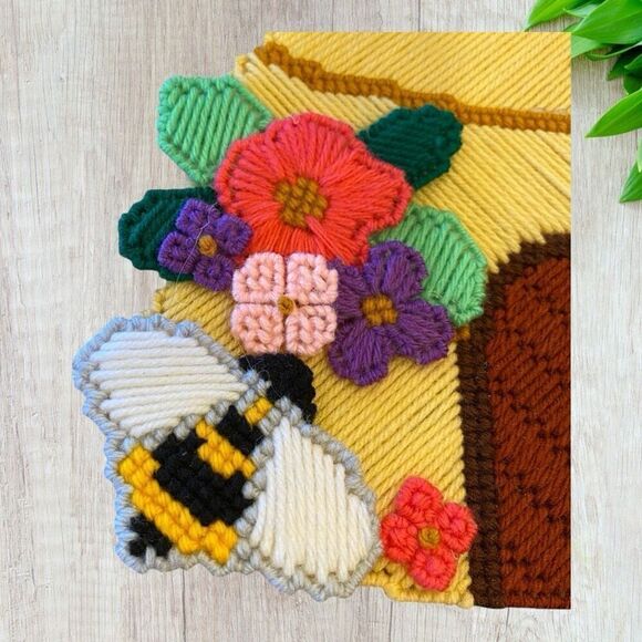 Vintage Plastic Canvas Spring Bee Hive Summer Door Hanging - Picture 5 of 7